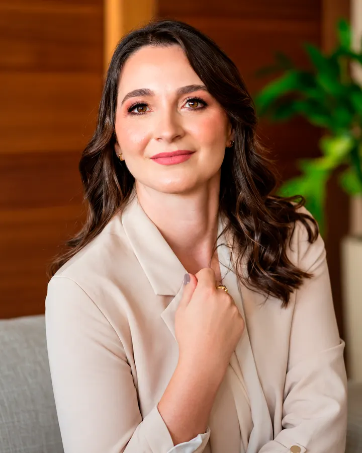 Retrato da nutricionista Cristiane Pavan sorrindo no consultório